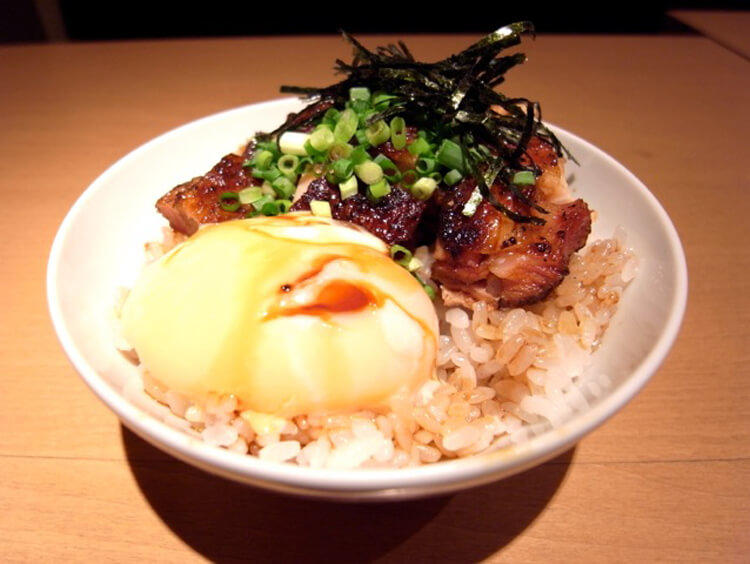 炭火焼　温玉鶏まぶし丼