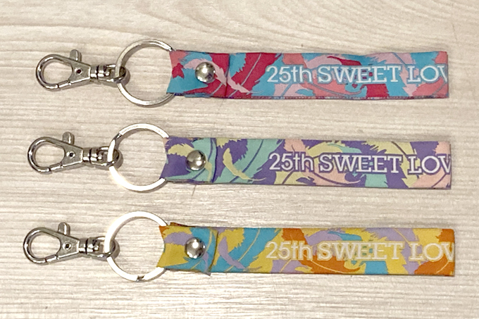 SWEET LOVE SHOWER 2021リストバンドキーホルダー